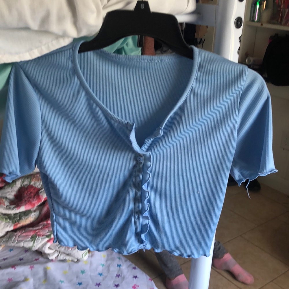 A cropped blouse blue
